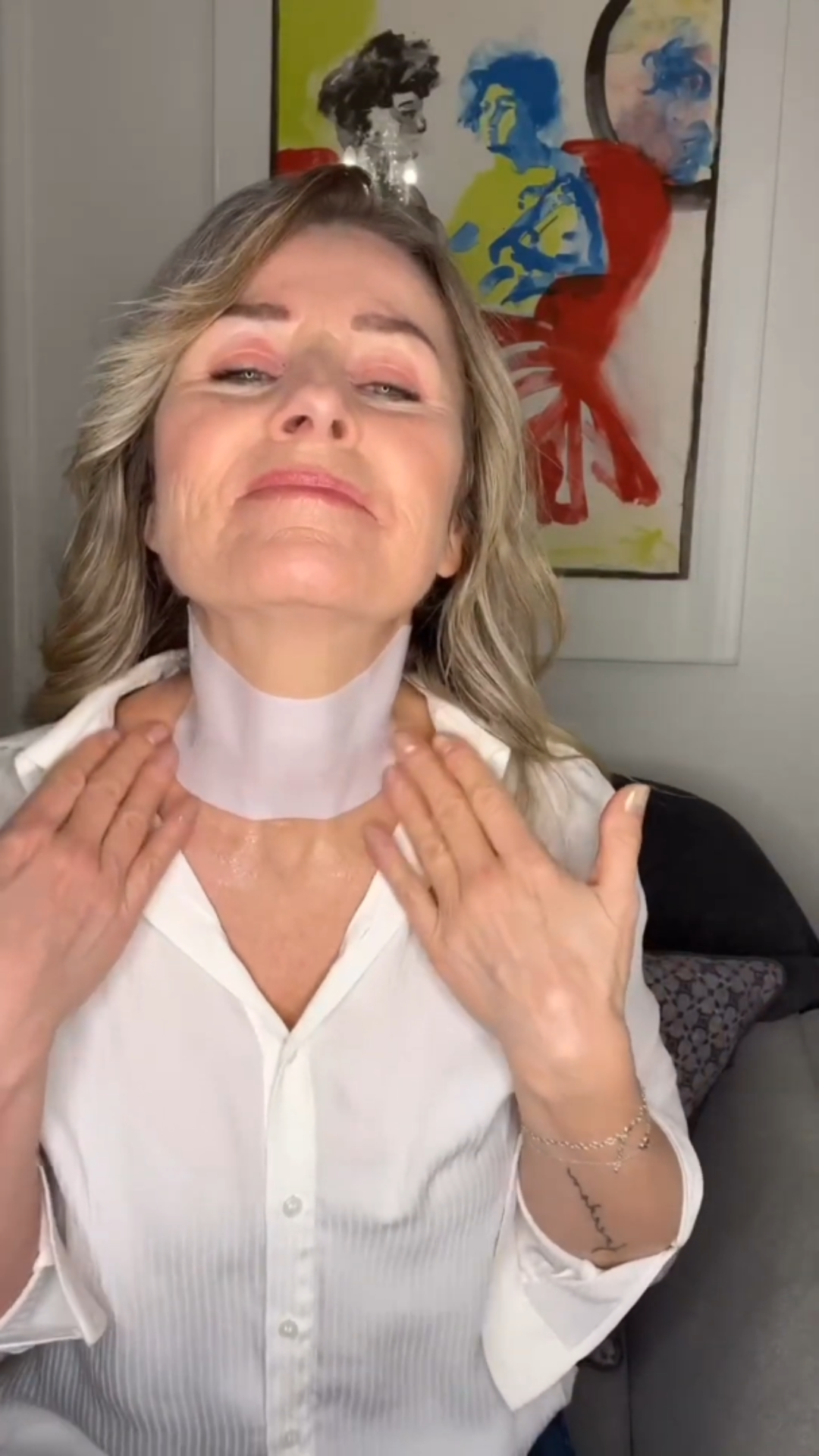 Kvinna som brukar Clearskins kollagenmask för halsen