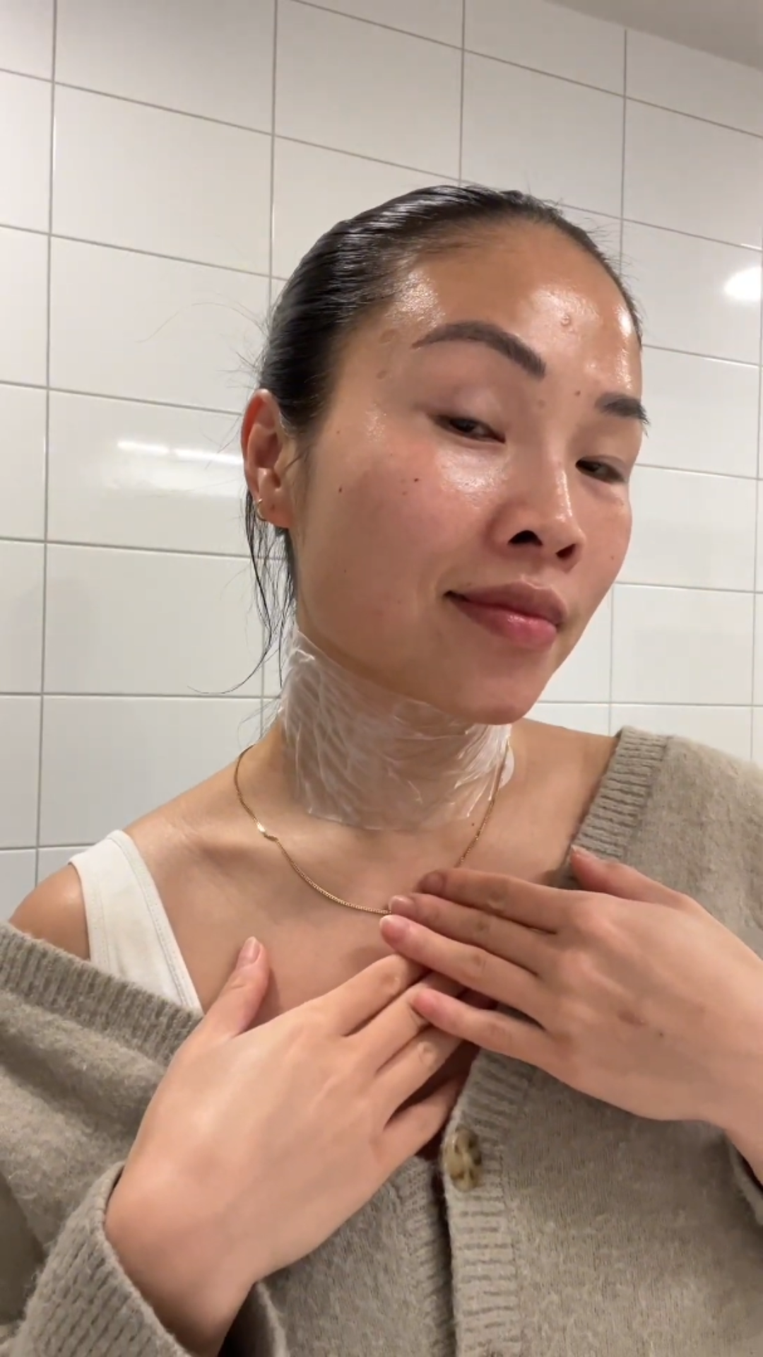 Kvinna som brukar Clearskins kollagenmask för halsen